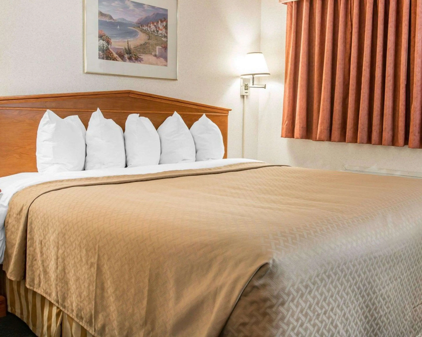 Quality Inn & Suites Mackinaw City Beachfront