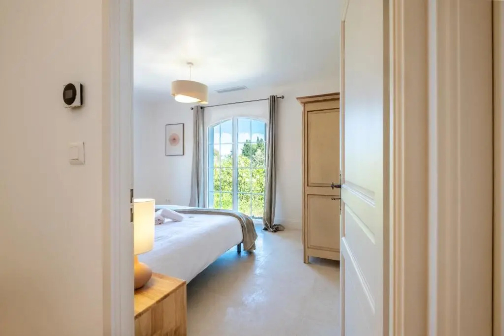 SERRENDY BIJOU de 280m2 au calme absolu avec piscine à débordement