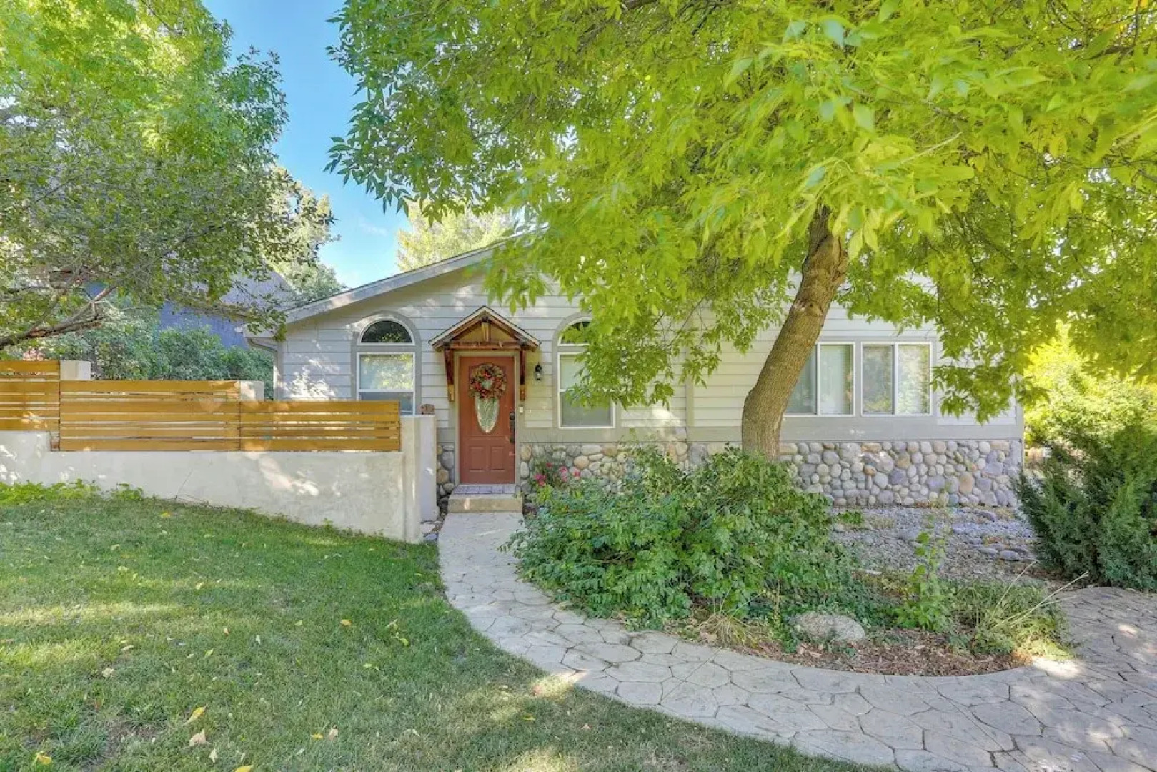 Near Red Rocks: Golden Getaway w/ Deck!