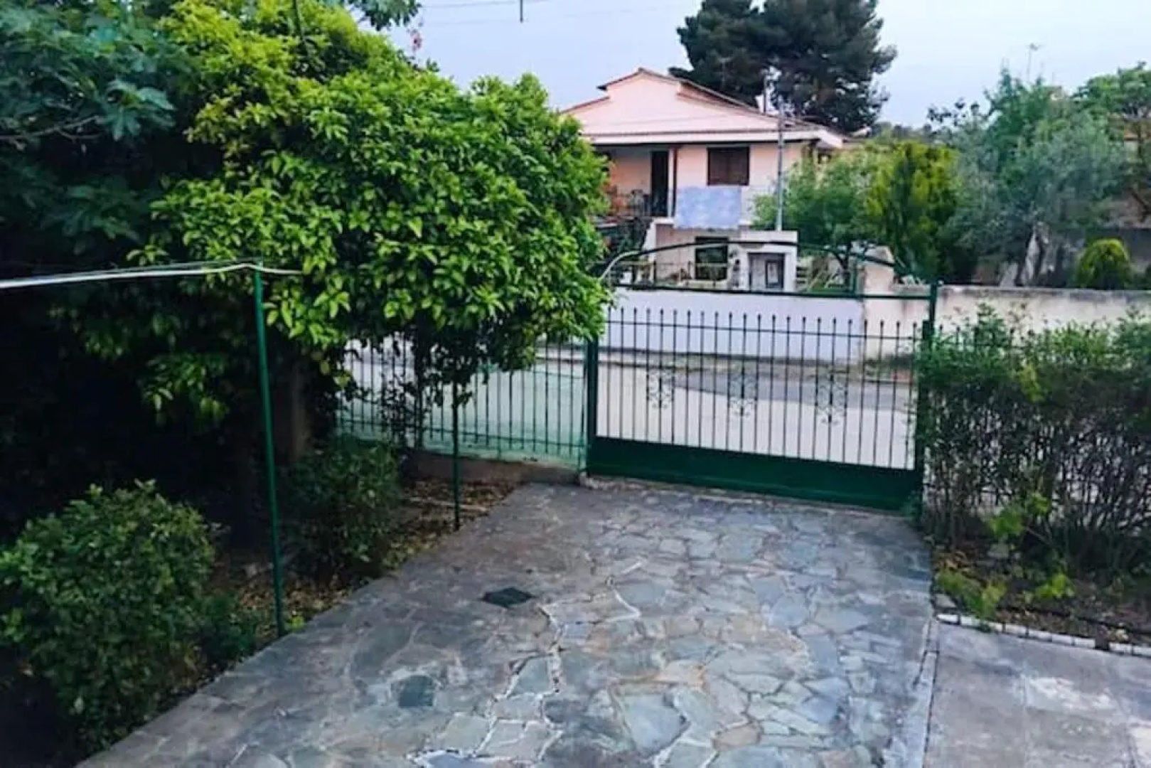 2 bedrooms appartement with enclosed garden and wifi at Dilesi