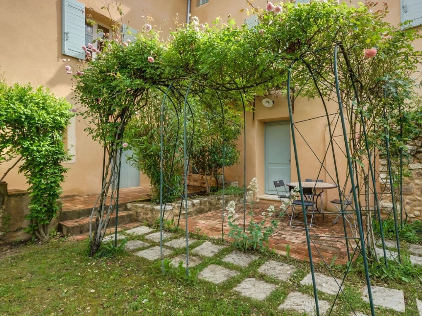 Secluded Holiday Home in Rustrel With Swimming Pool