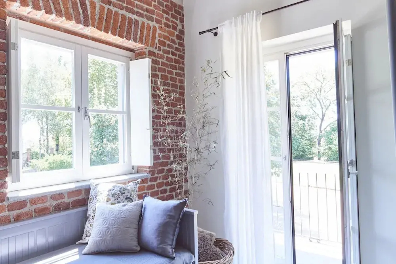 AQVAE Unconventional Country House