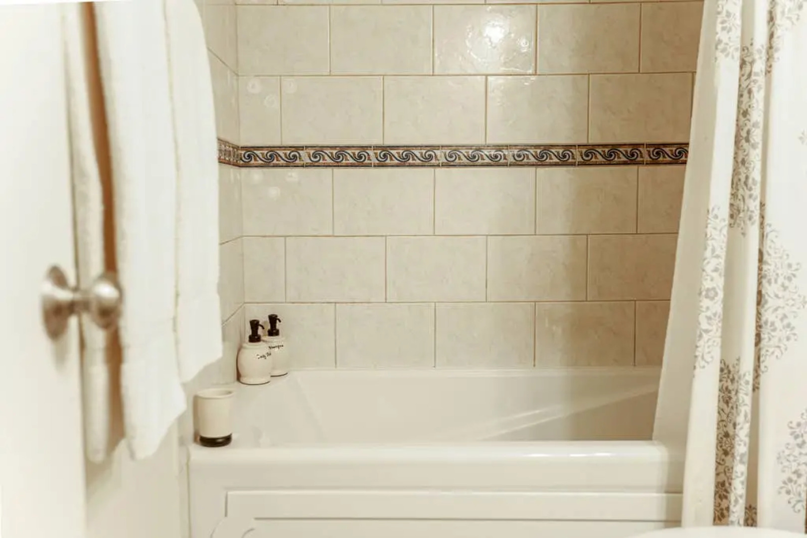 HOLT - Glorious & Rugged Heart of Aspen Studio