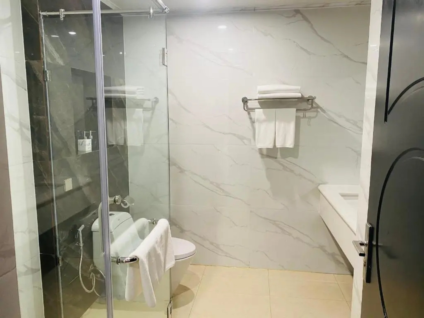 Diamond Hotel Van Đon