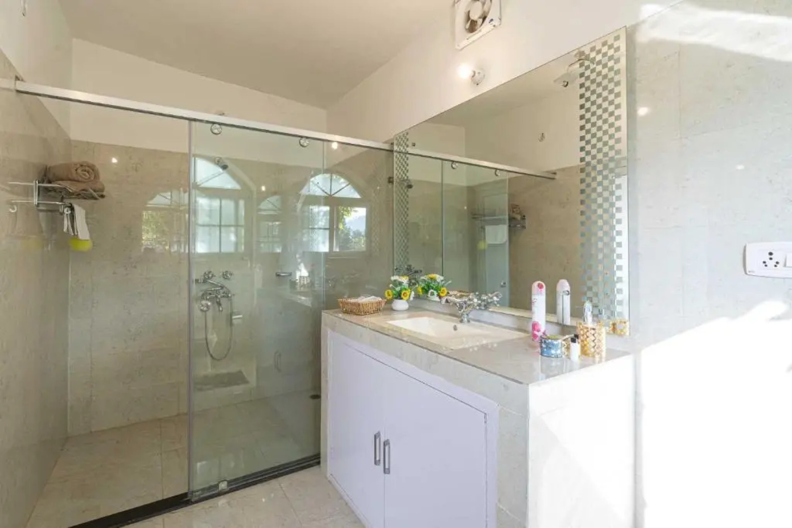 StayVista at Brickwood Hill with Outdoor Infinity Pool & Jacuzzi