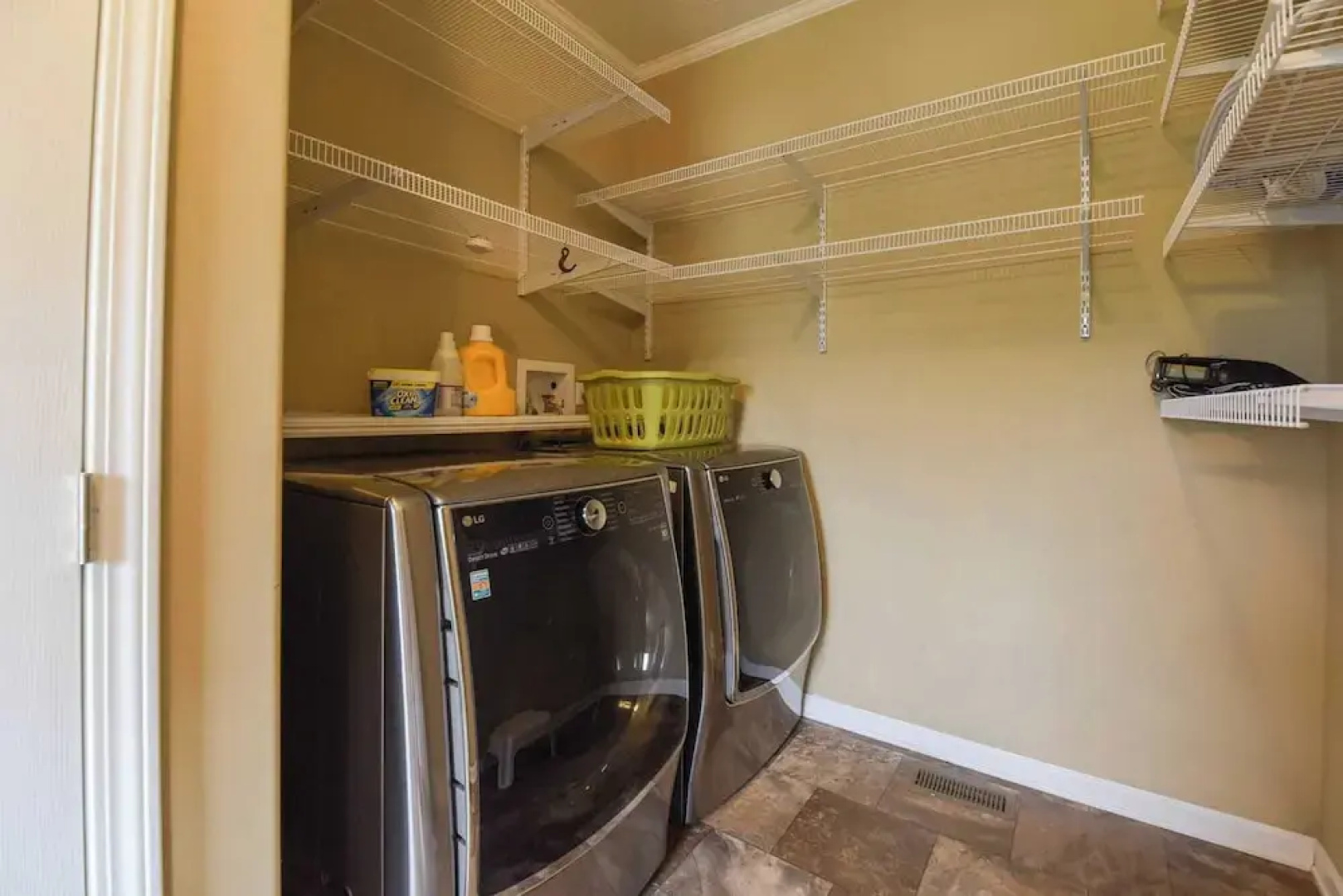 Riverside Ranch by Avantstay Mins to Downtown