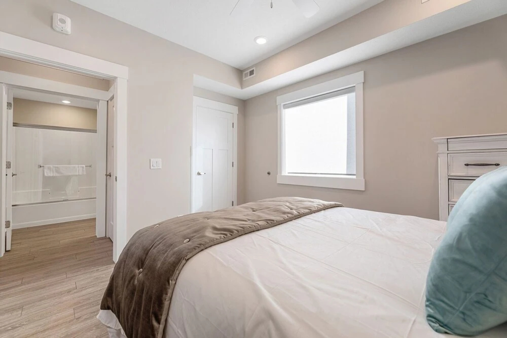 539 Bay St. Lake View Condo Unit 303E