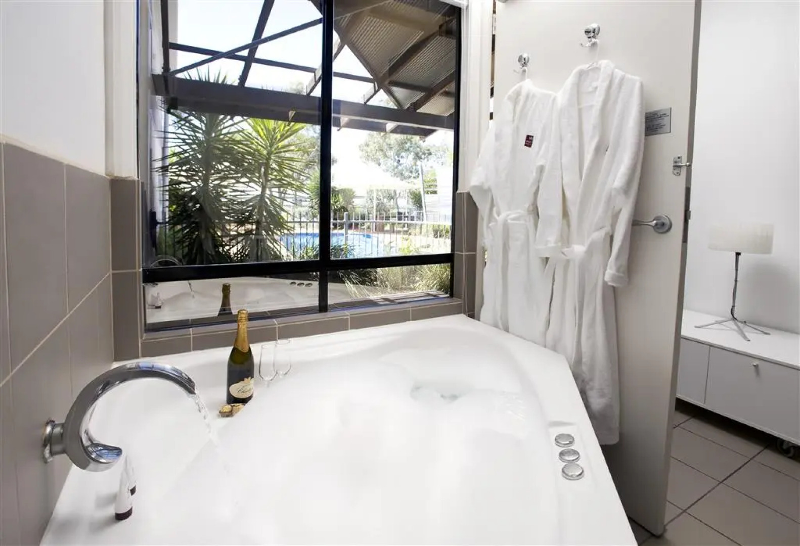 Majestic Oasis Apartments