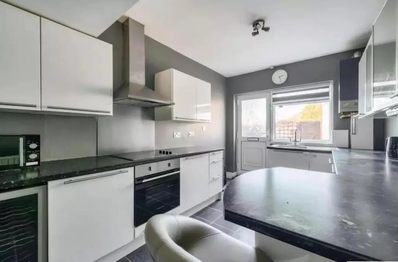 2br-sleeps6-parking-garden-nearlondon