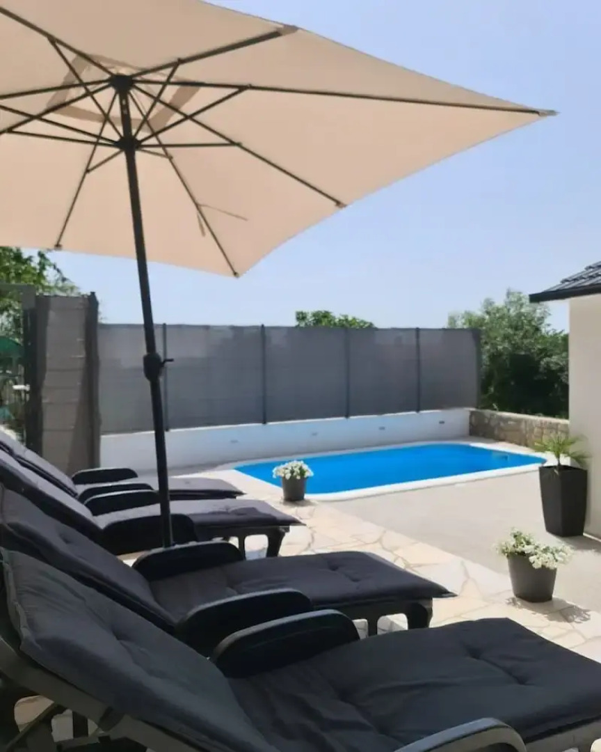 Shadesofblue M & M Sleeps 4 With Pool