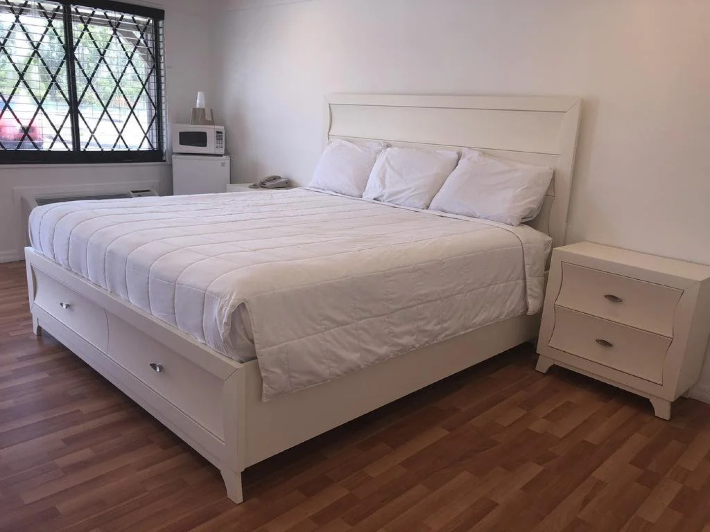 Spinnaker Inn of Naples