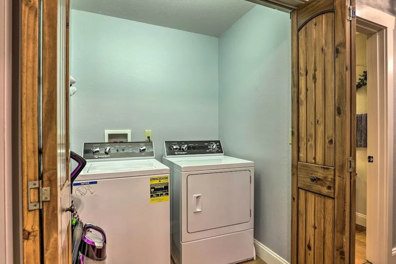 Game Room, Theater + Deck: Burnsville Cabin!