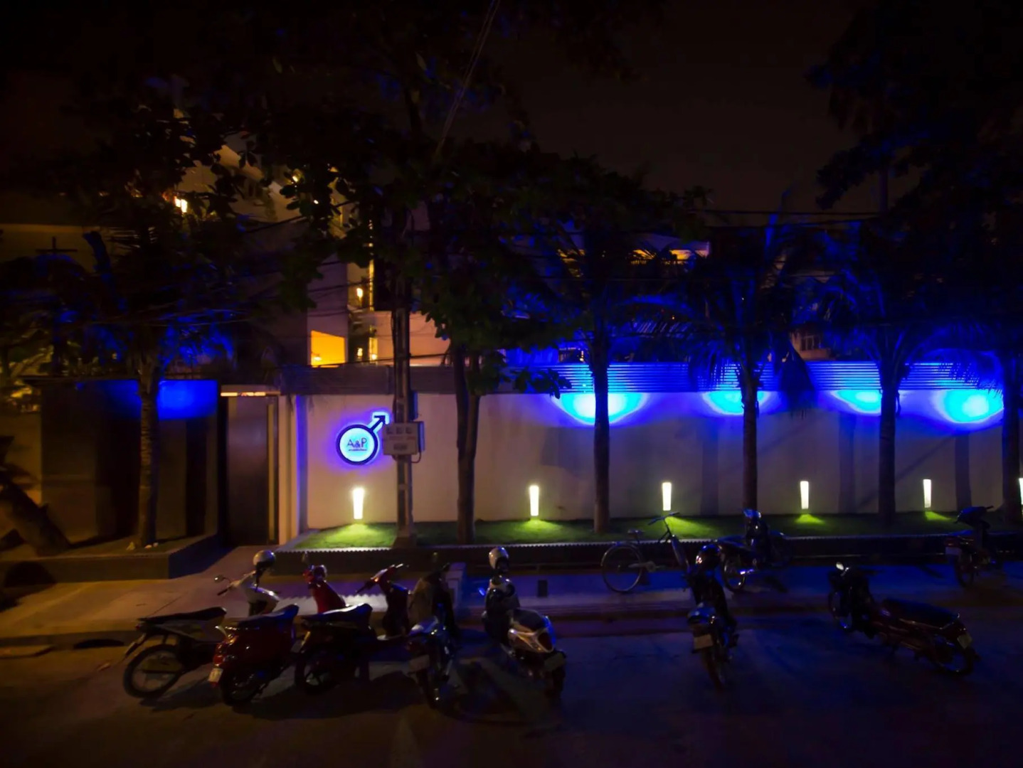 Arthur&Paul - Caters to Men