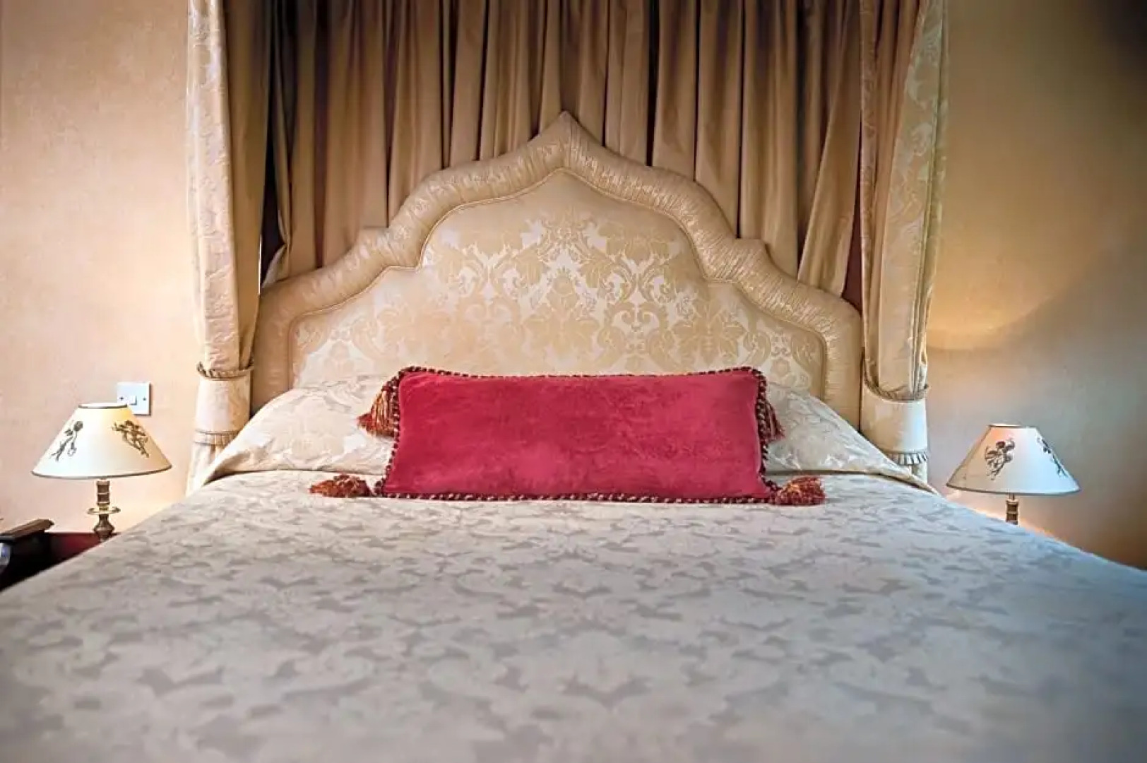 Ravenwood Hall Hotel