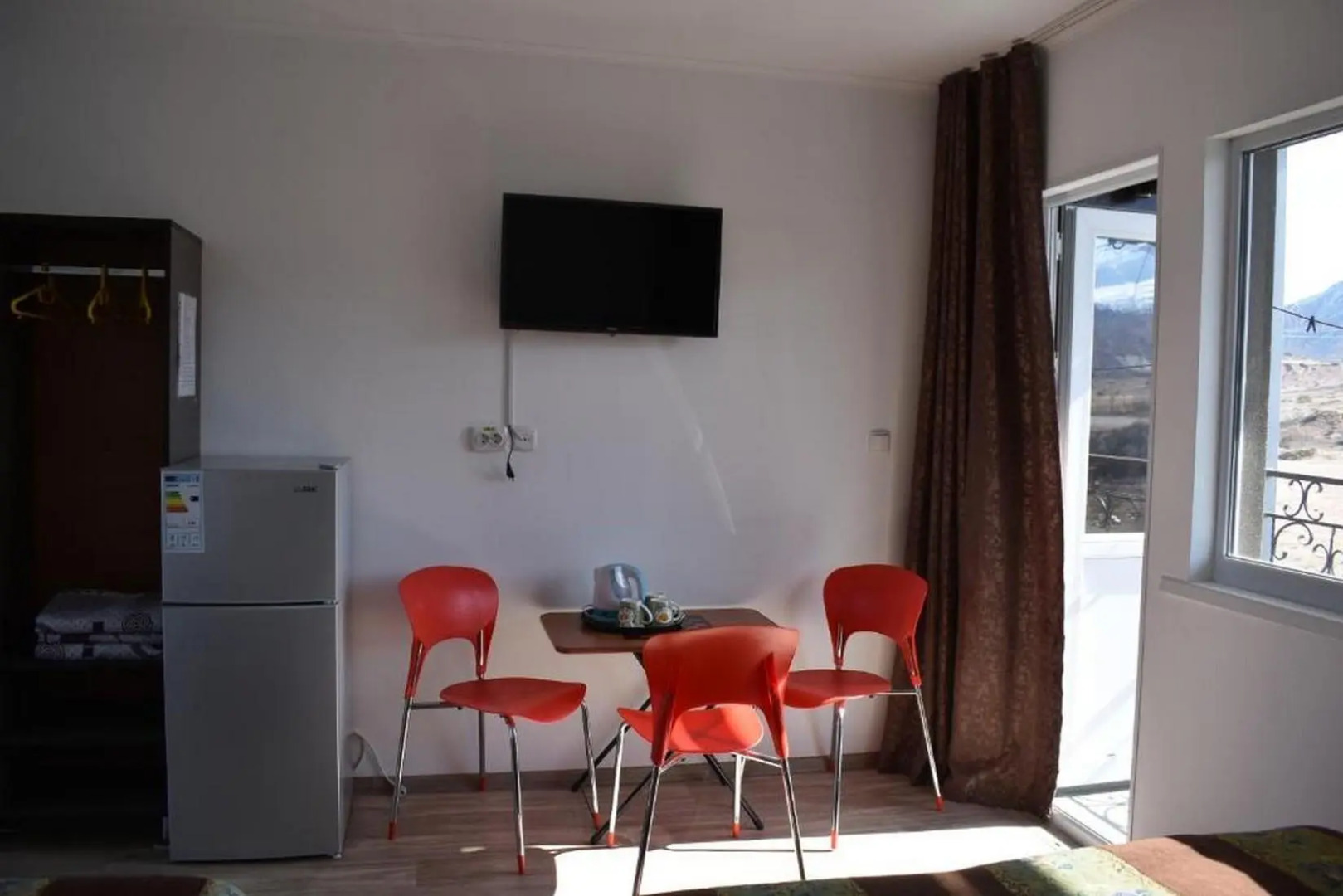 Два абрикоса