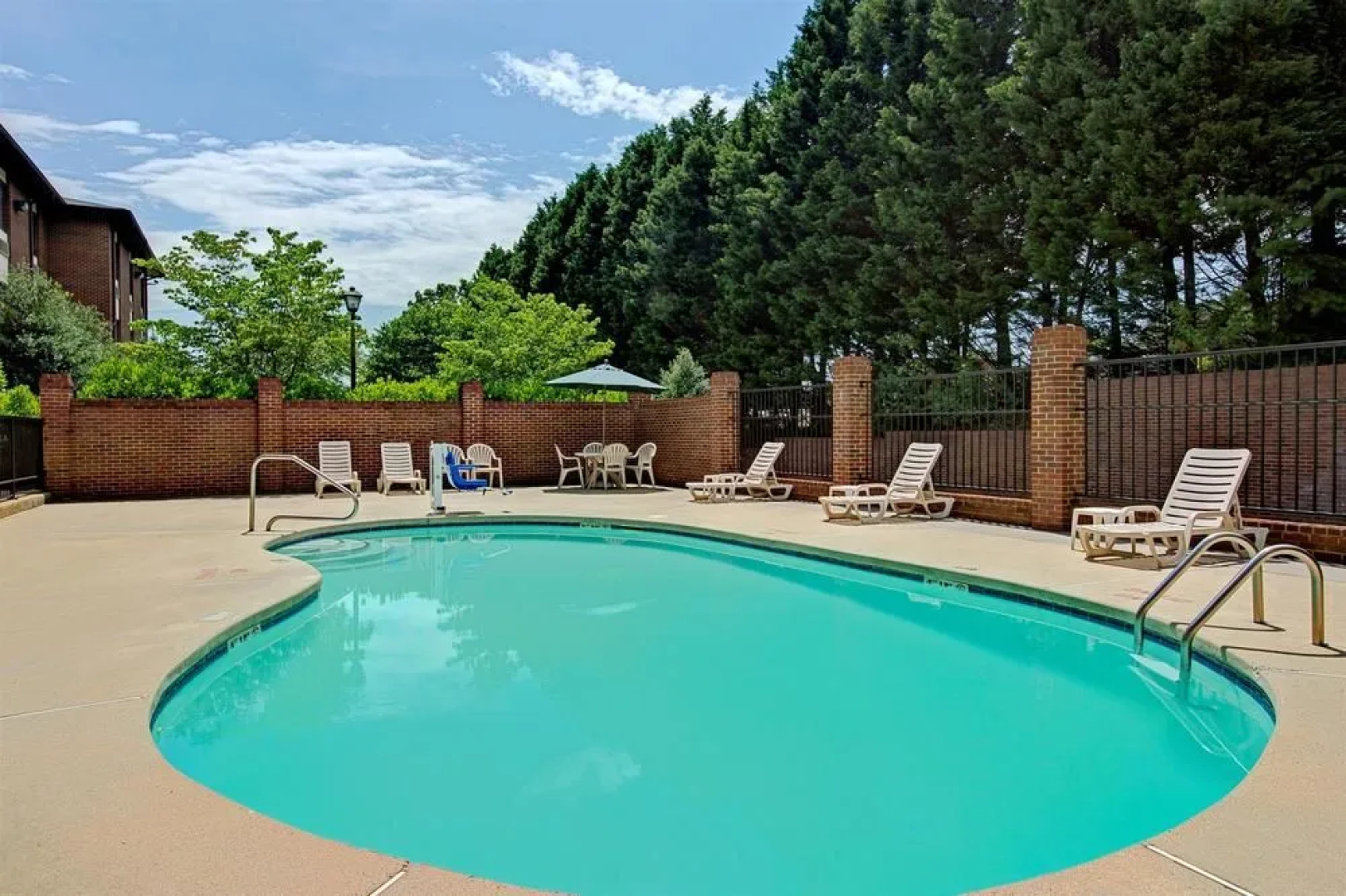 Days Inn & Suites Hickory
