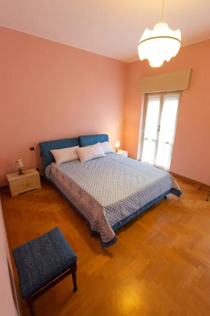 Villa grande con stanze, bagni e giardino