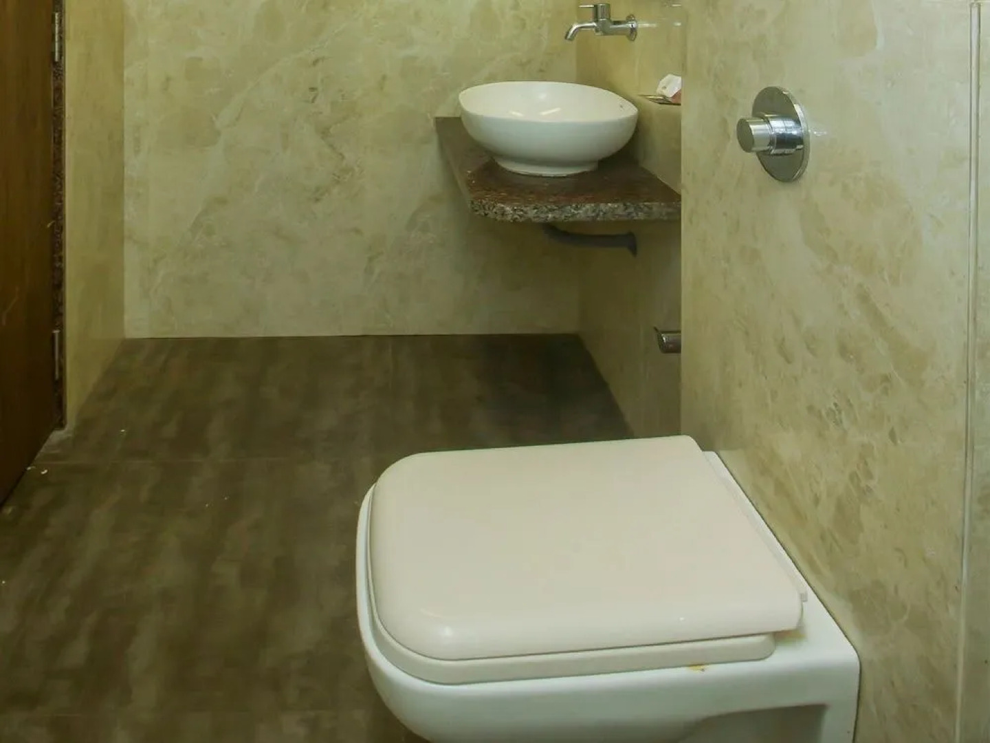 OYO 18748 Hotel Metro Palace