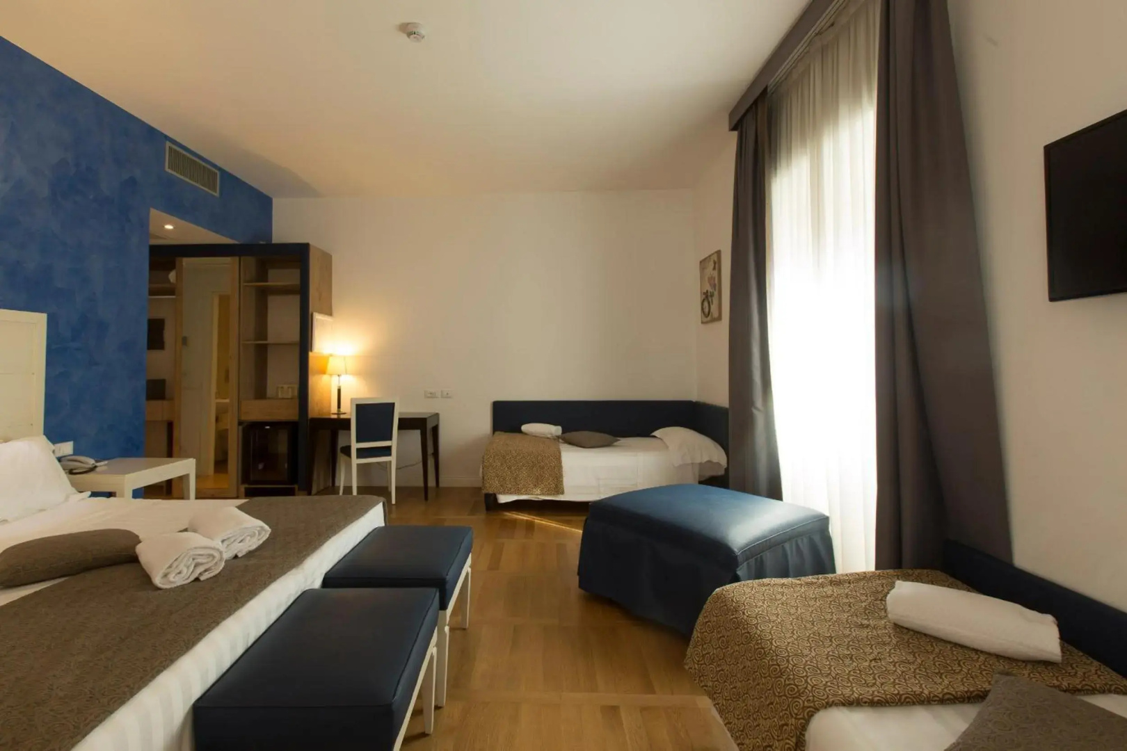 Floris Hotel