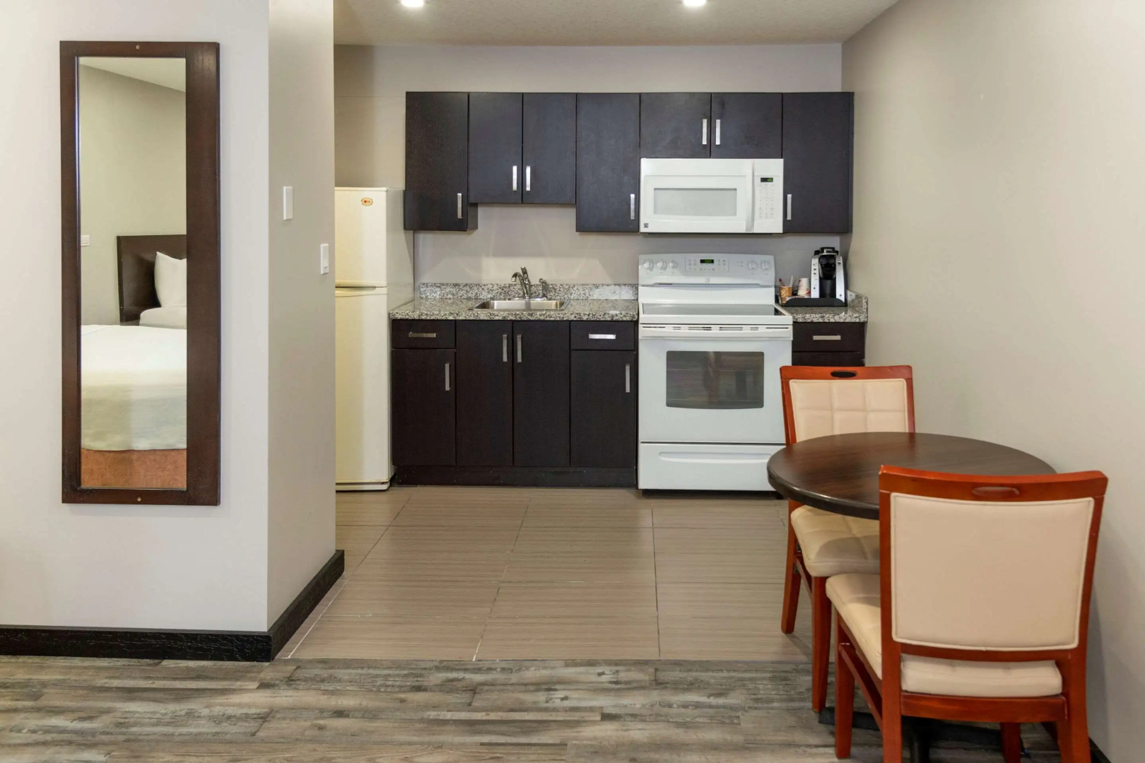 Econo Lodge Inn & Suites