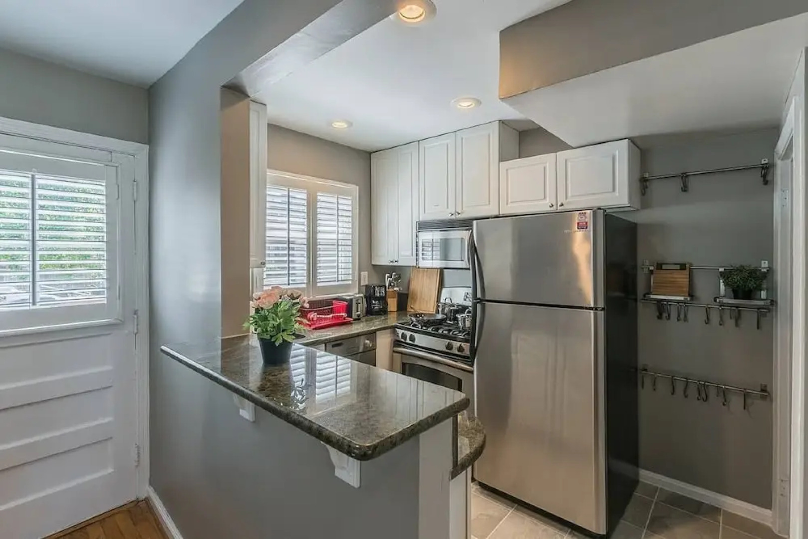 Luxurious 3br 2ba Townhouse with cozy backyard