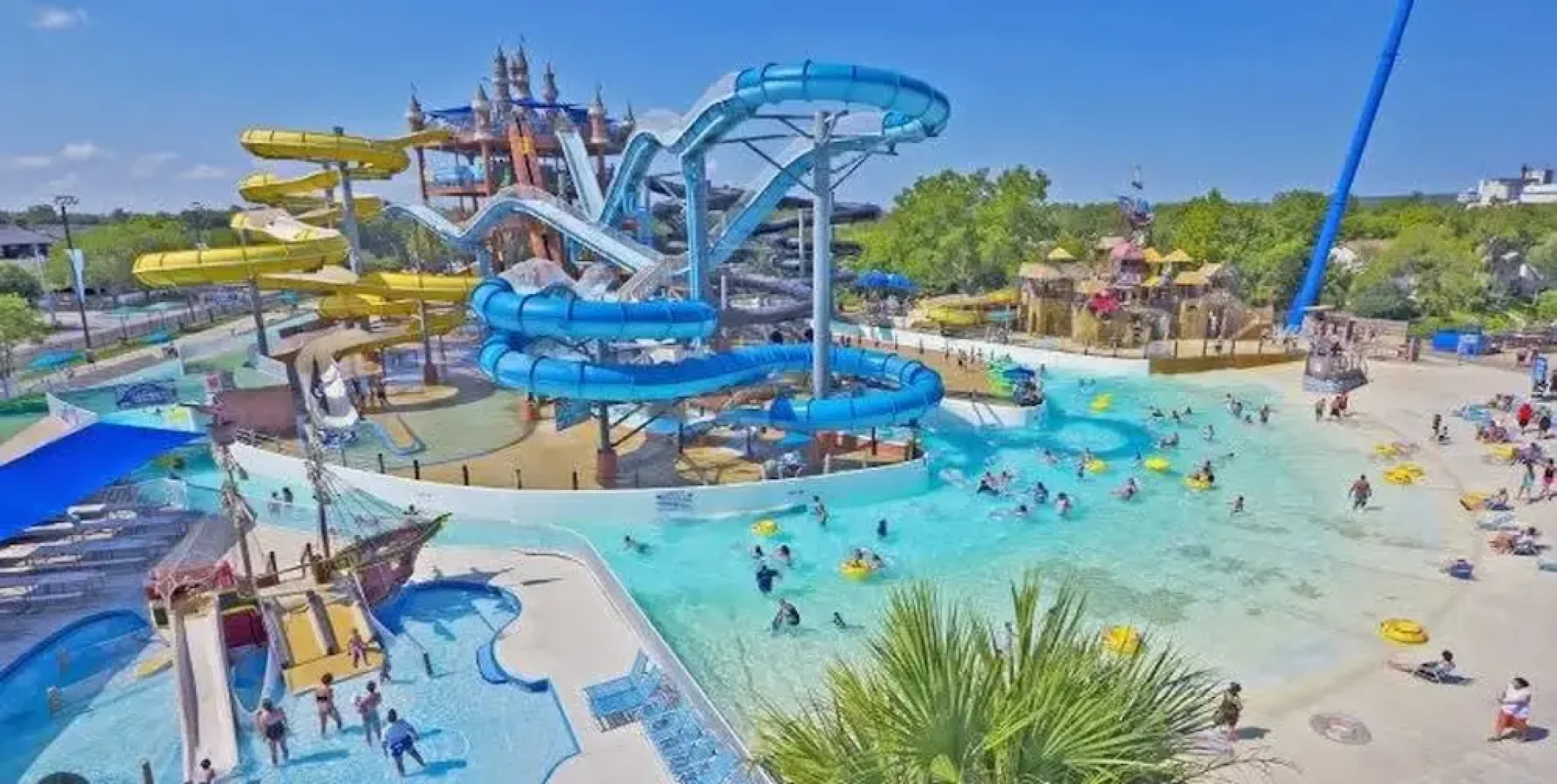 Modern 3 2 two Kings hot tub Fire pit 16min to Wine Trail Nearby Pickleball Courts Pools