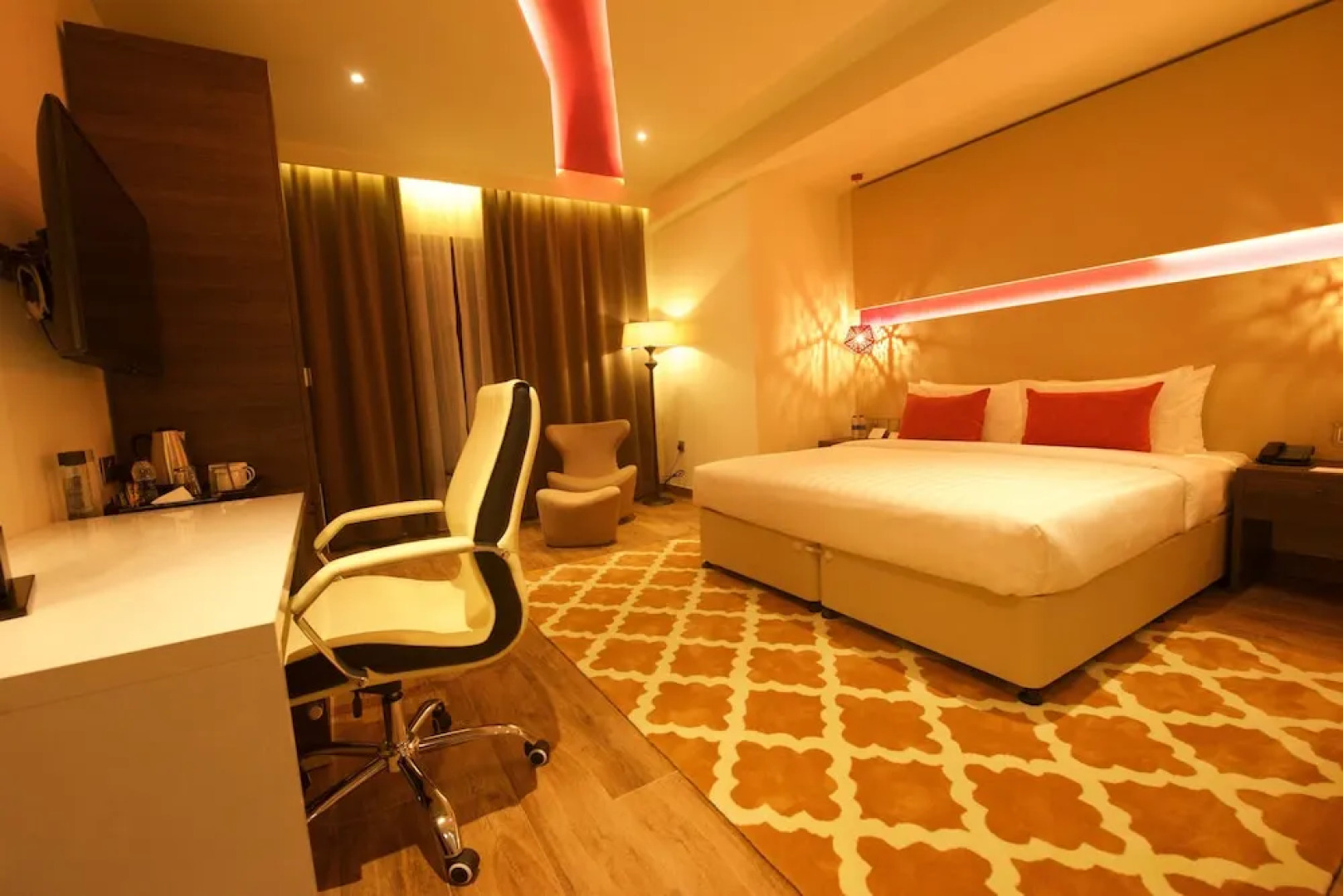 Carnelian Glory Bower Hotels