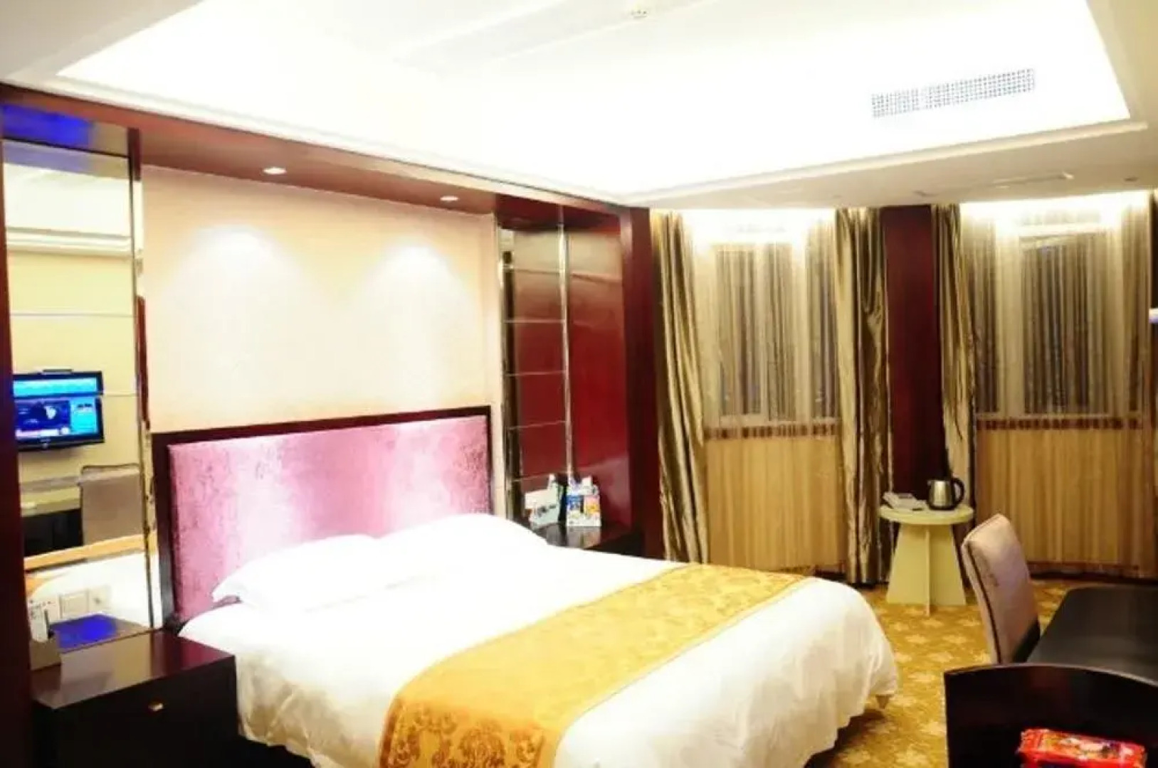 Ronghe Holiday Hotel