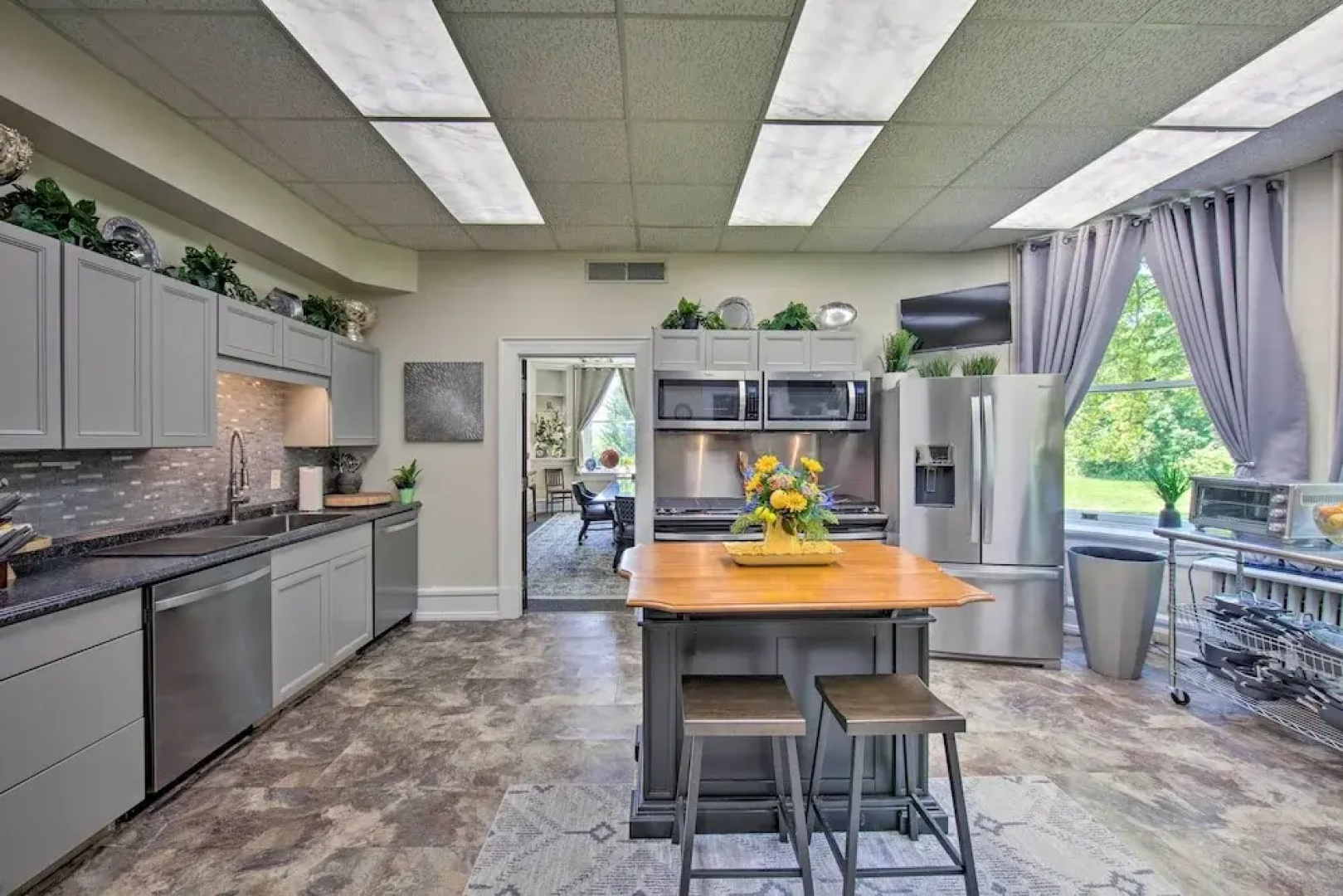 8 Mi to Hersheypark: Luxe Manor in Annville