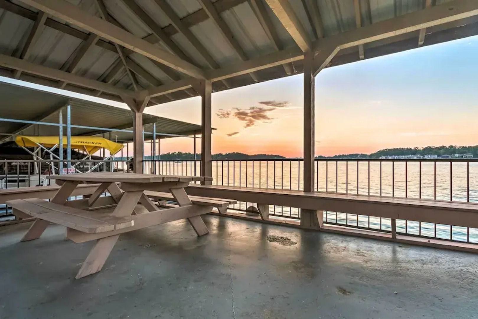 Sunset-view Resort Condo on Lake Hamilton!