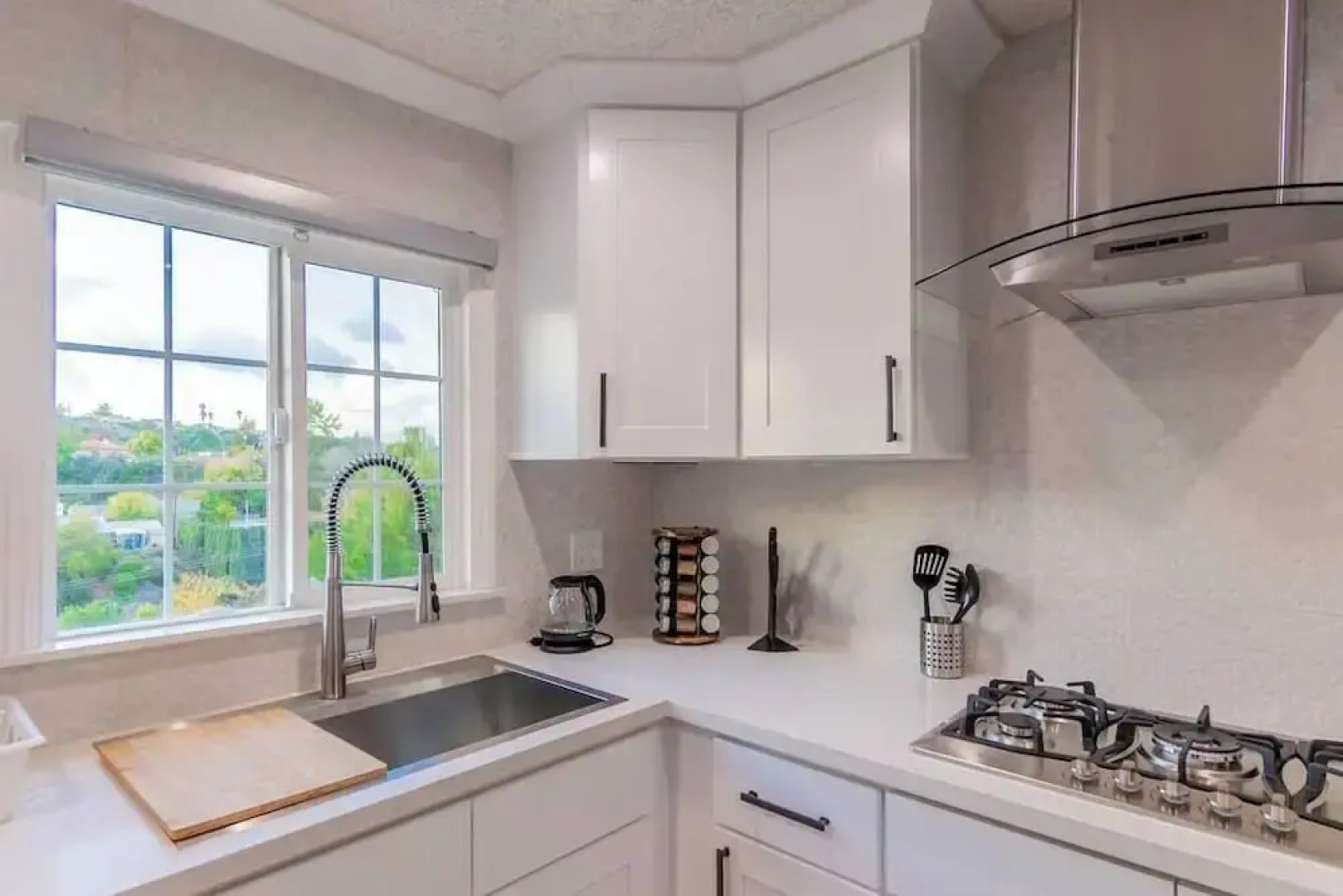 Stunning LA Luxury Retreat: Ideal for Work or Play