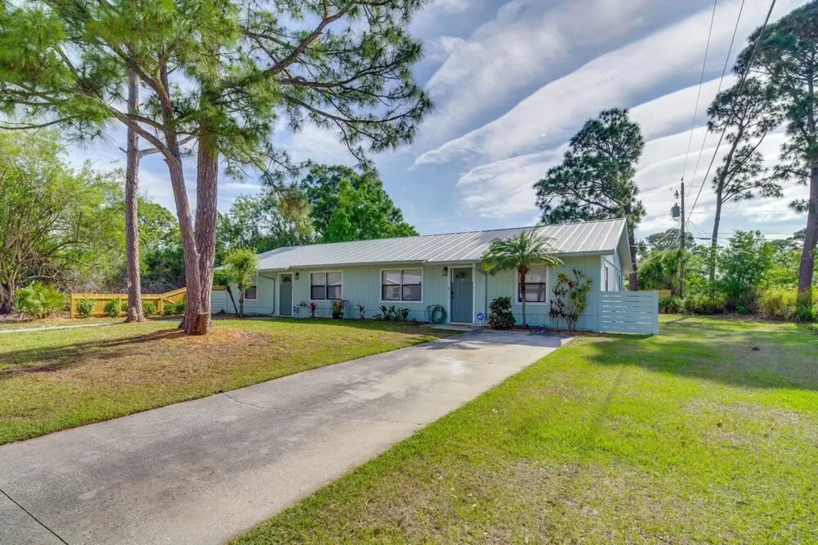 Sebastian Retreat w/ Screened Porch: 6 Mi to Beach