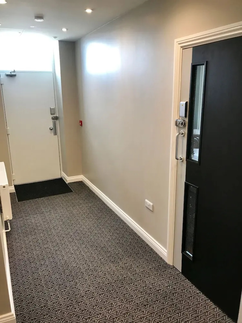 The Raven Hotel - Inn