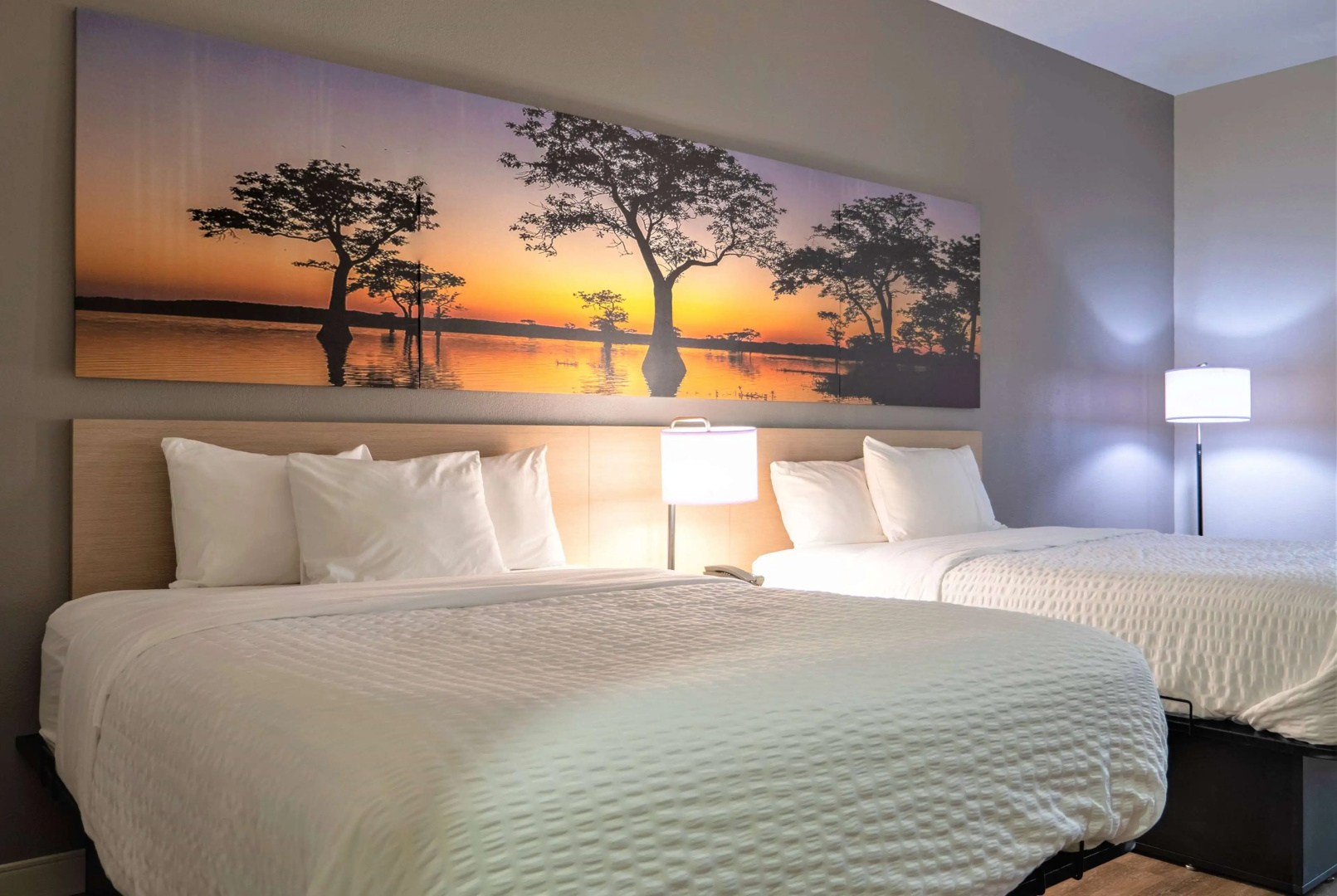Days Inn & Suites by Wyndham Savannah North I-95