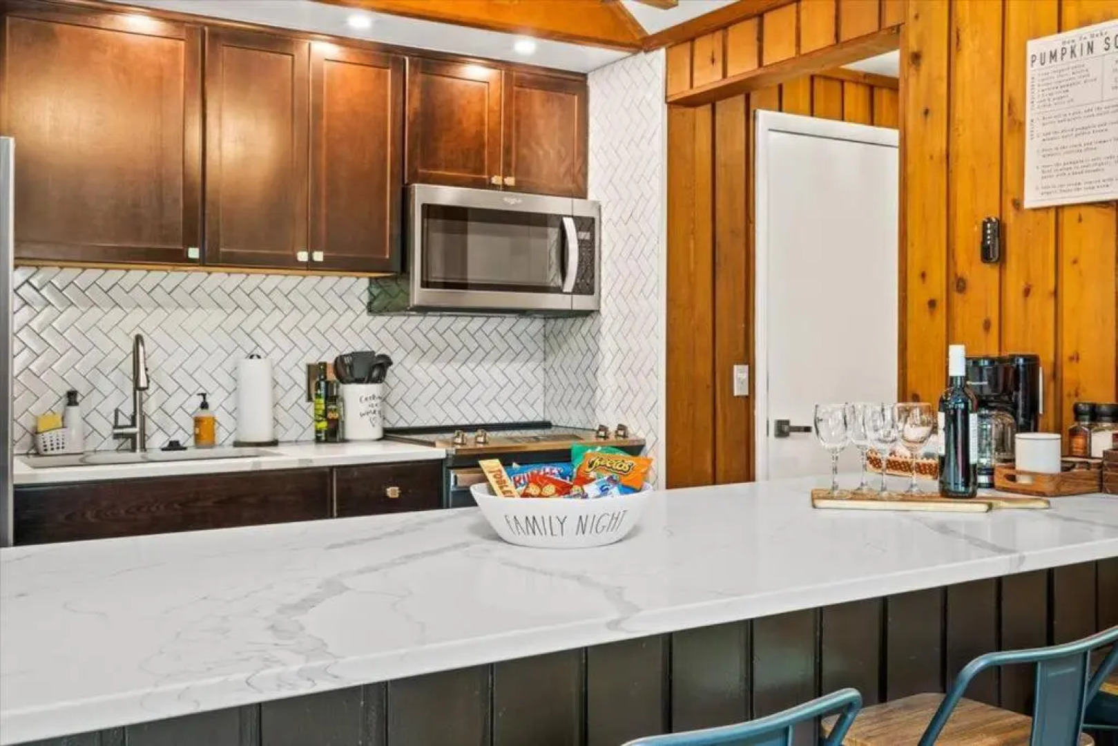 The Gingerbread House: 4 BR chalet, w/ Sunroom/Deck, sleeps 12, modern amenities