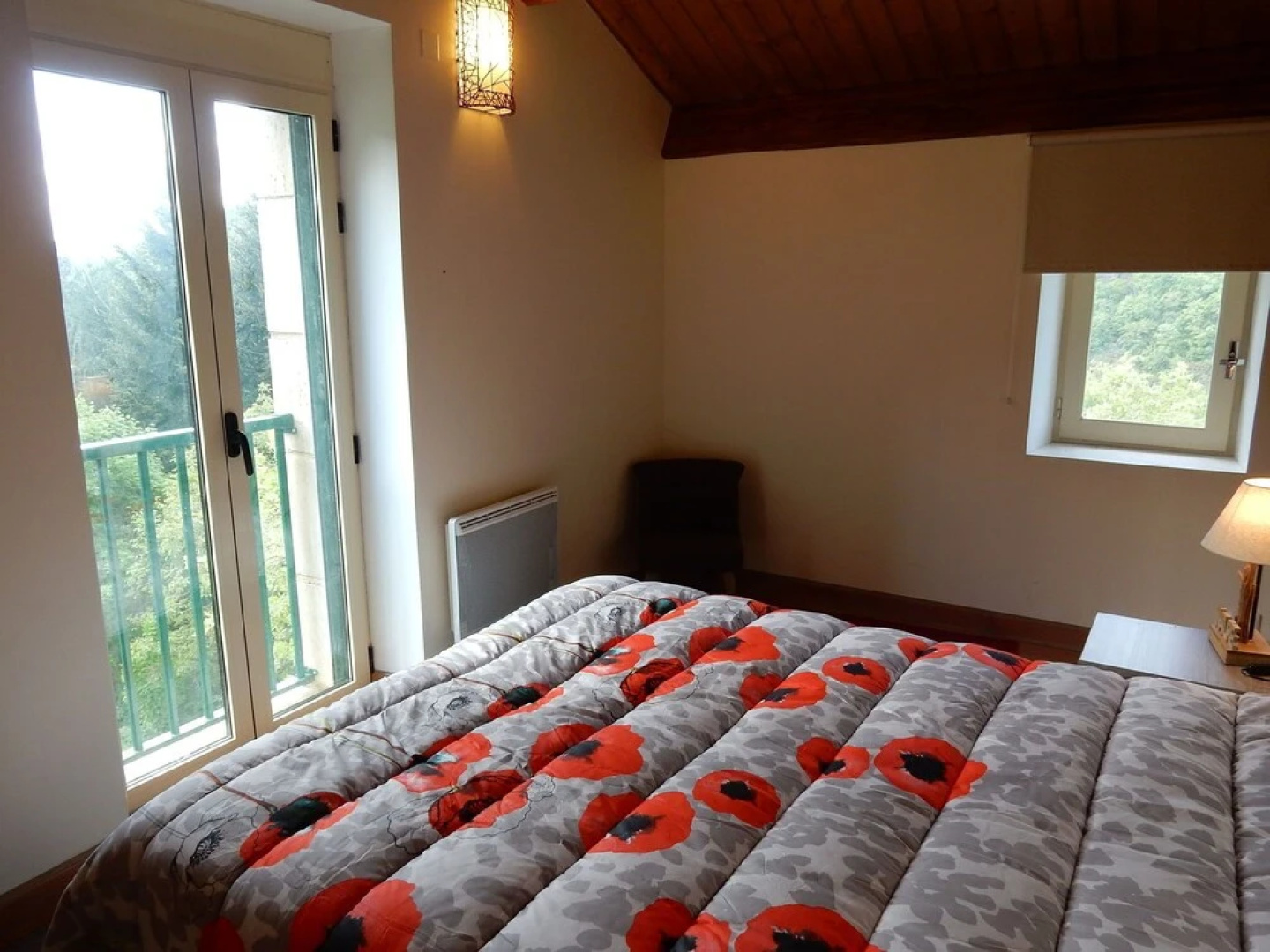 Modern Holiday Home with jacuzzi in Brousse-le-Chateau