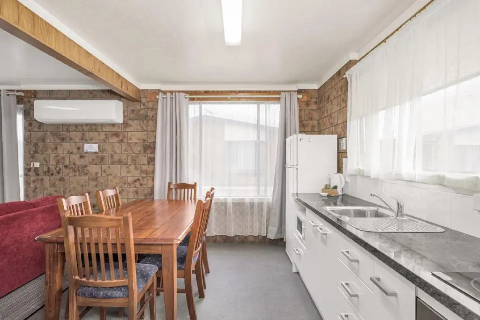 Kellraine Holiday Units