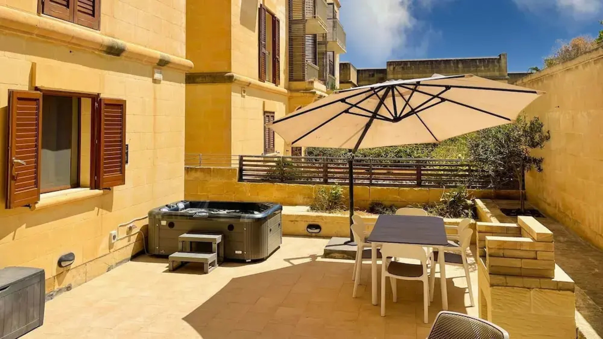 Peaceful Home With hot tub and 2 Communal Pools