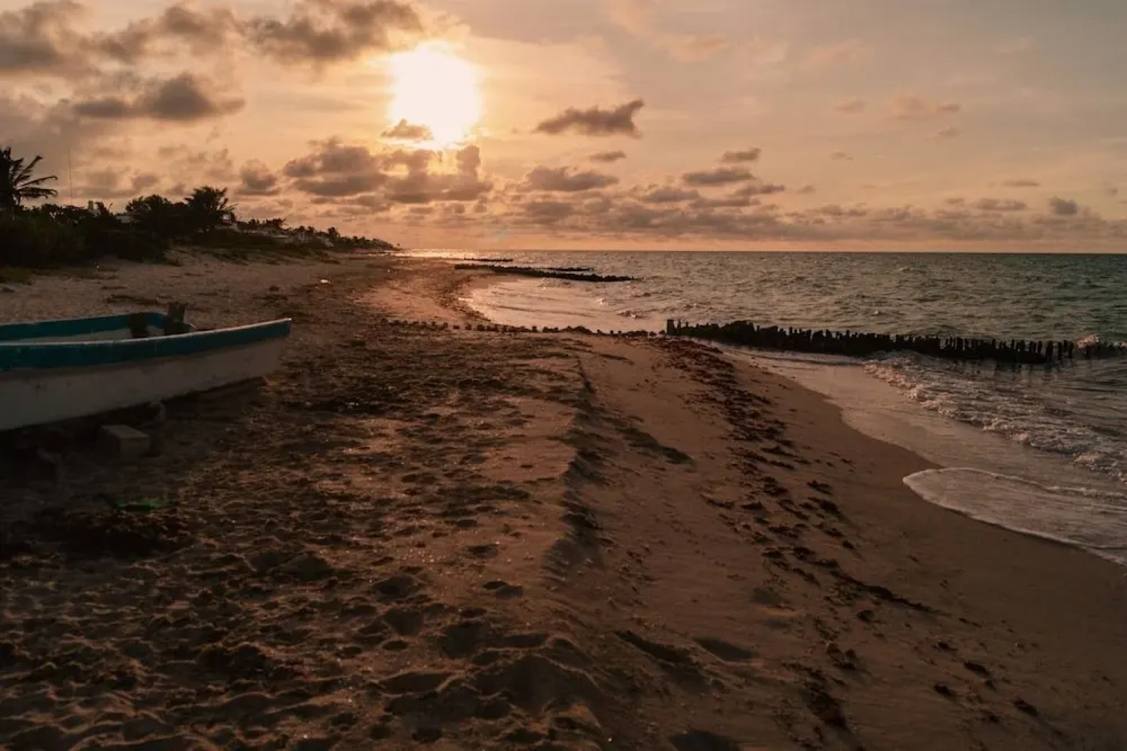 Breathtaking Beach Villa, Feel the Inviting Vibe!