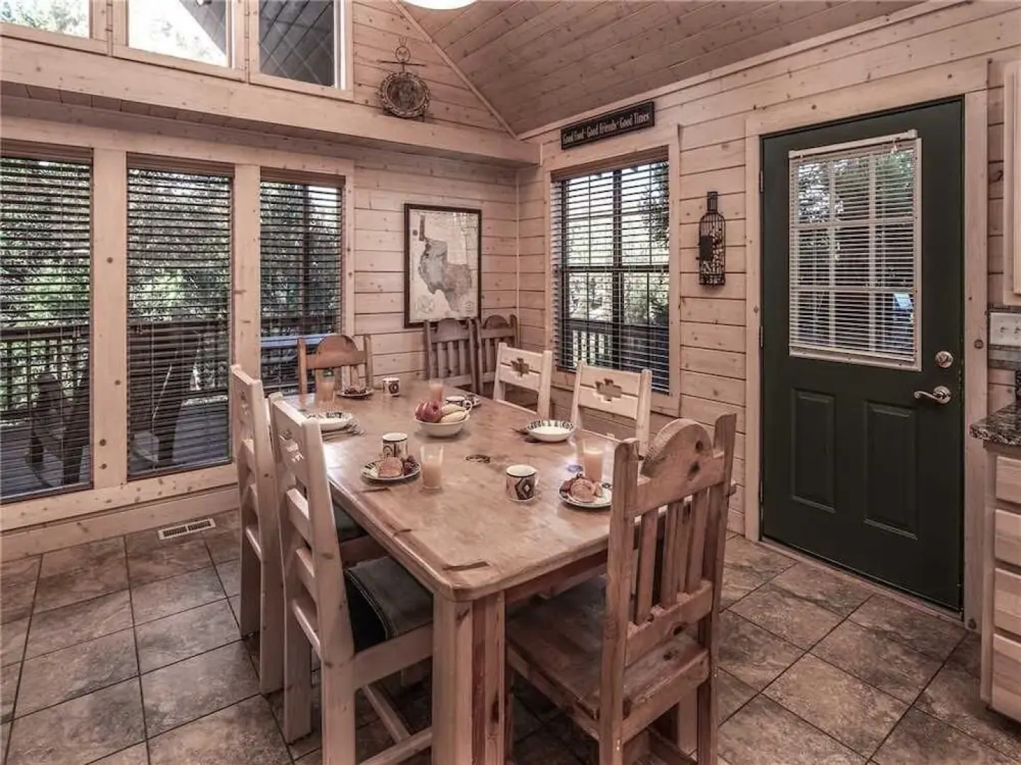 Wine N Pines - Two Bedroom Cabin with Hot Tub