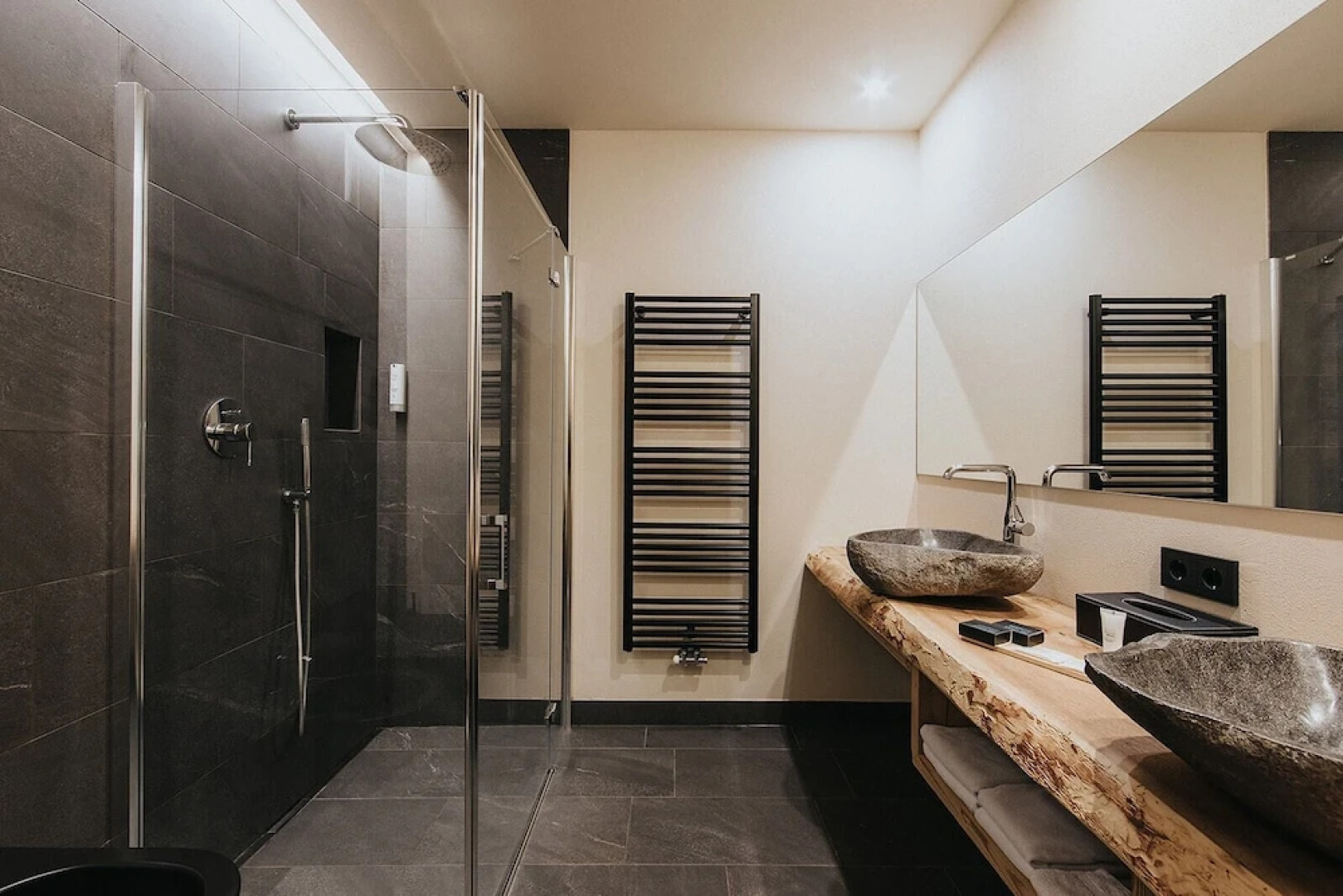 Presulis Hideaway Apartments & Restaurant