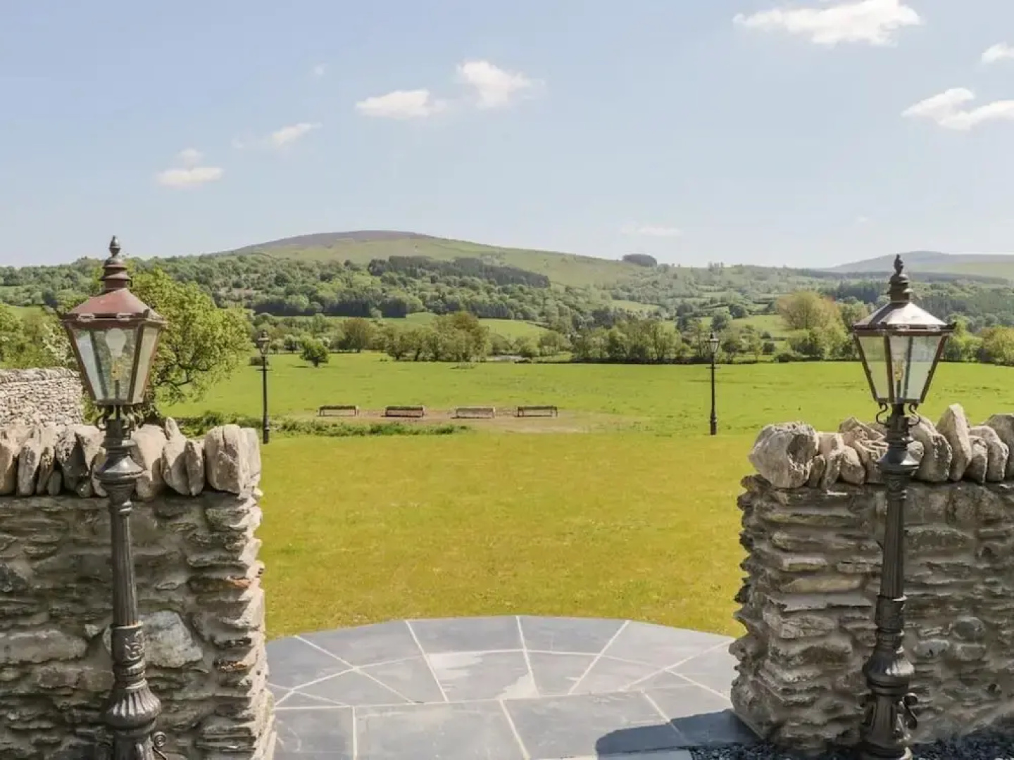 Cosy Barn - Sleeps 8, Hot Tub & Countryside Views