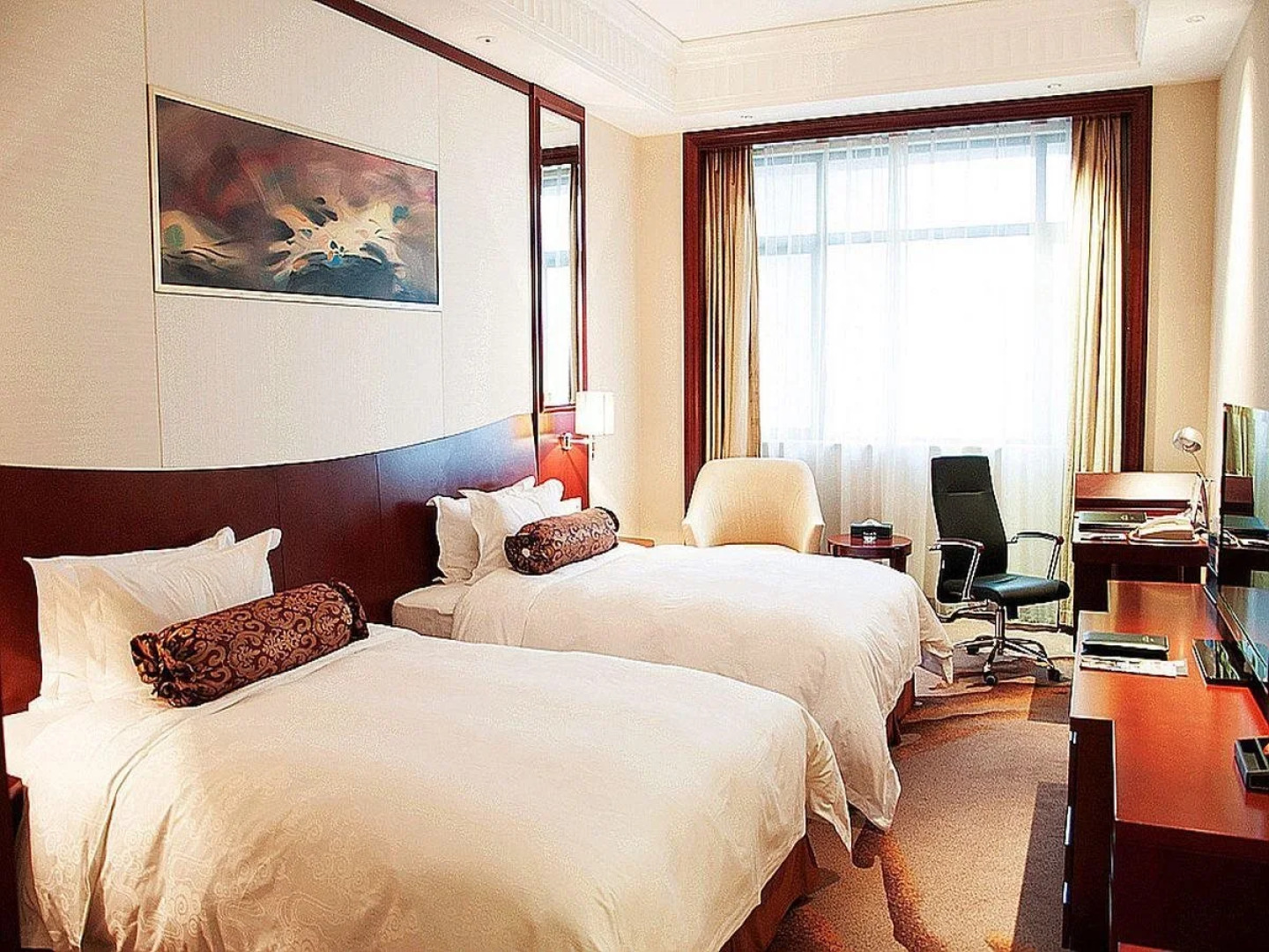 Longqi Jianguo Hotel