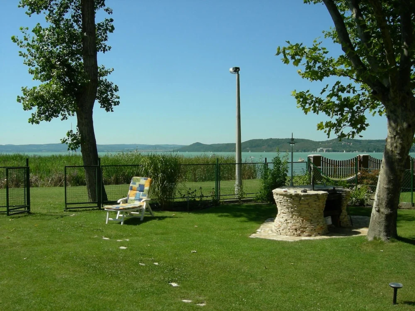 Sunshine Beach House  directly at the  lake