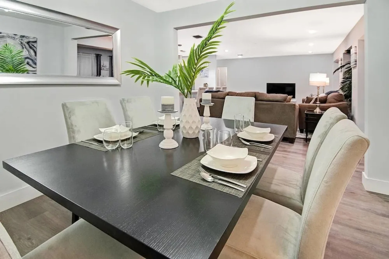 Comfortable Luxurious Home with Hot Tub, Near the Beach