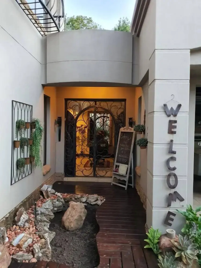 Or Tambo Airport Holiday Home