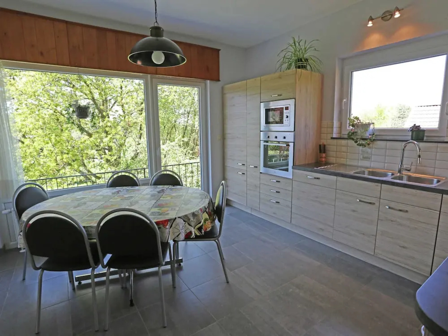 A Villa Between the Town Centre and the Forest