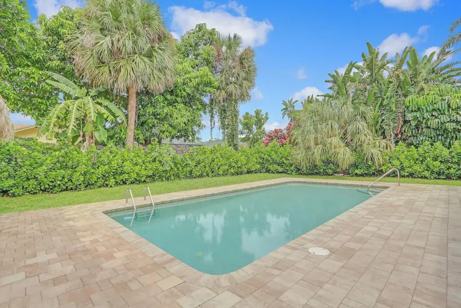 Private Pool + Bar: Palm Beach Gardens Getaway