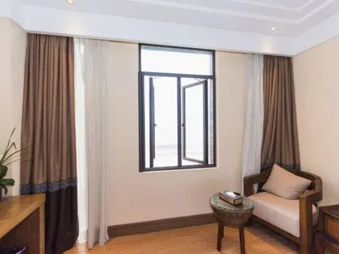 Nverzhai Holiday Hotel