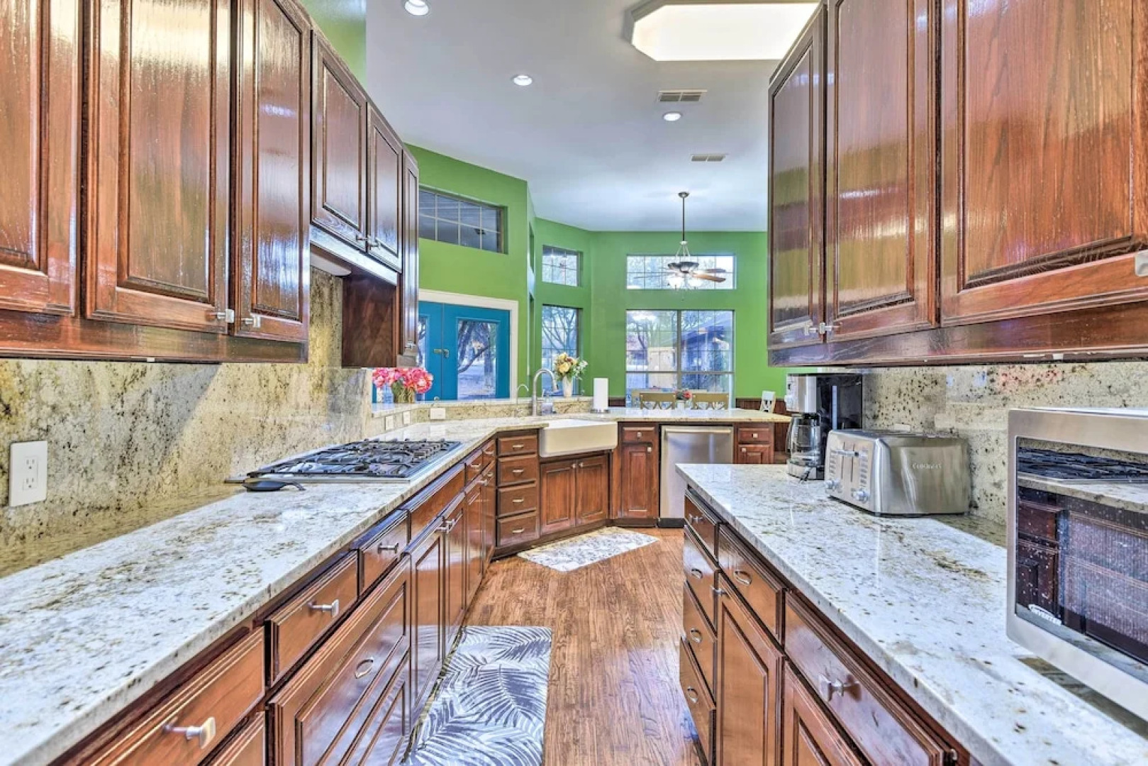 Private Pool: Spacious & Vibrant Argyle Villa!